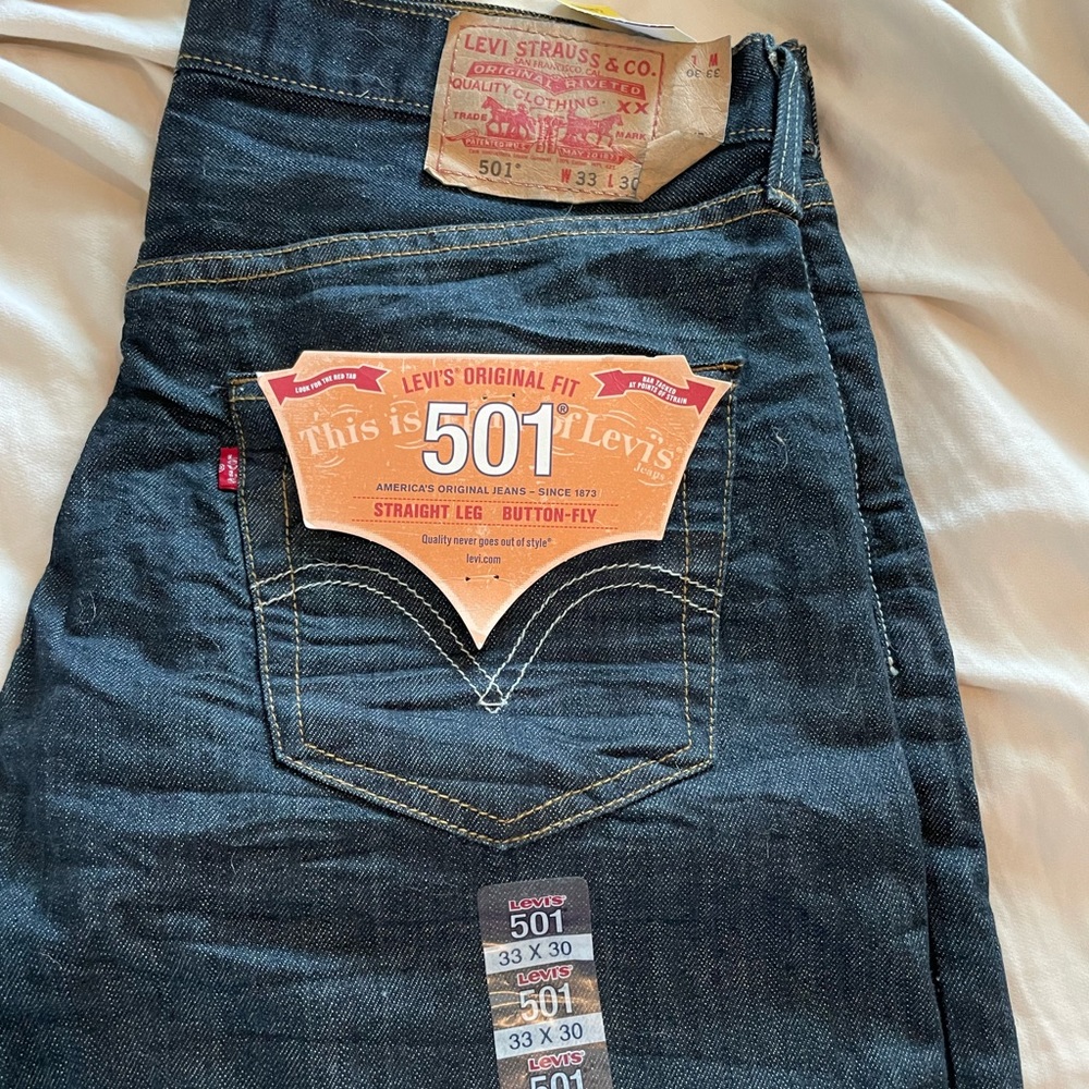 LEVIS 501 33 x 30. New with tags. Dark blue.